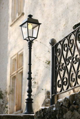 Place des Vosges 01.11. Évolution | Mastleuchte – klassische Außenleuchte für Garten und Wege von Roger Pradier